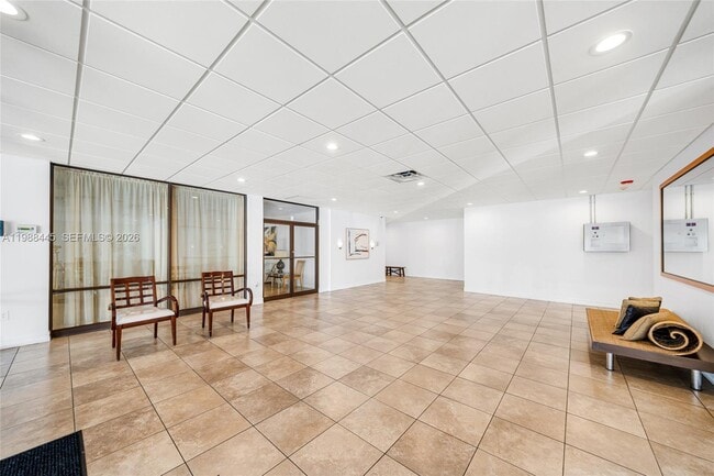 Building Photo - 6900 Bay Dr