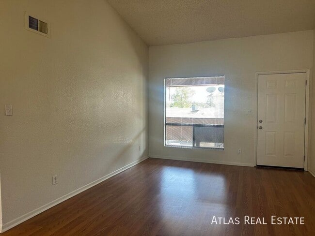 Building Photo - 465 W Ivyglen St