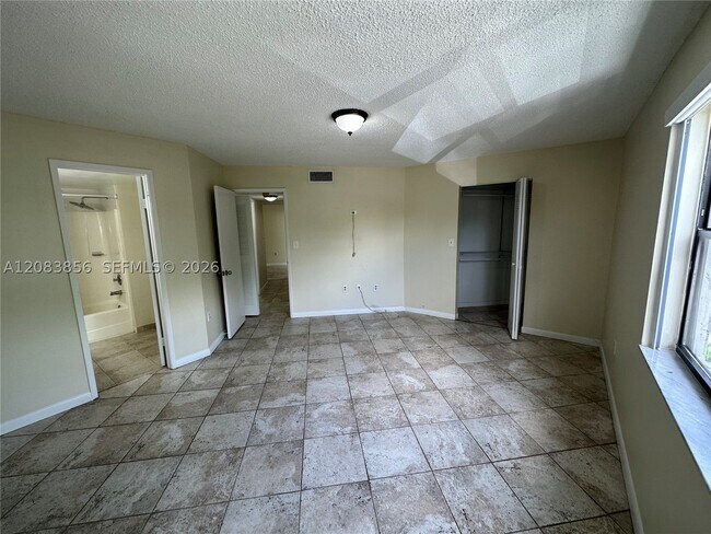 Building Photo - 9435 Fontainebleau Blvd