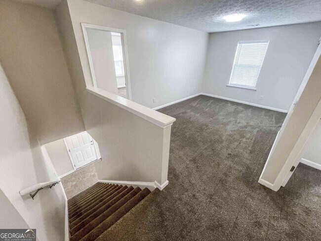 Building Photo - 6205 Tree Ridge Dr N W