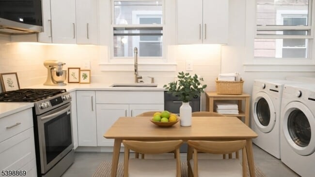 Building Photo - 65 Poe Ave