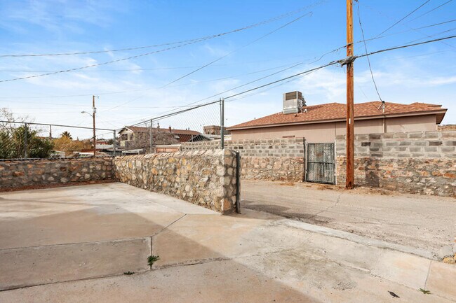 Building Photo - 1019 E California Ave