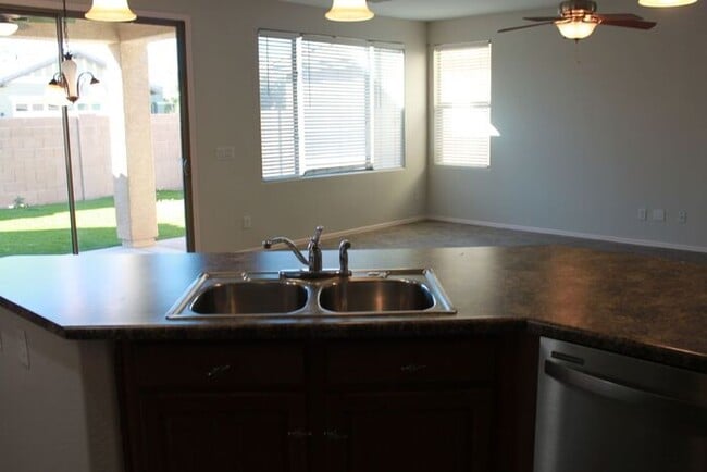 Building Photo - 3 Bedroom in Lyons Gate!