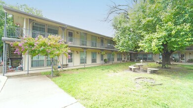 Building Photo - FOR LEASE! 1 Bedroom - 1 Bath - At the Town House Apartments in Weatherford!