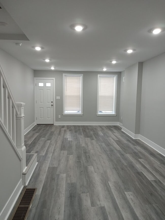 Building Photo - 1204 S 35th St