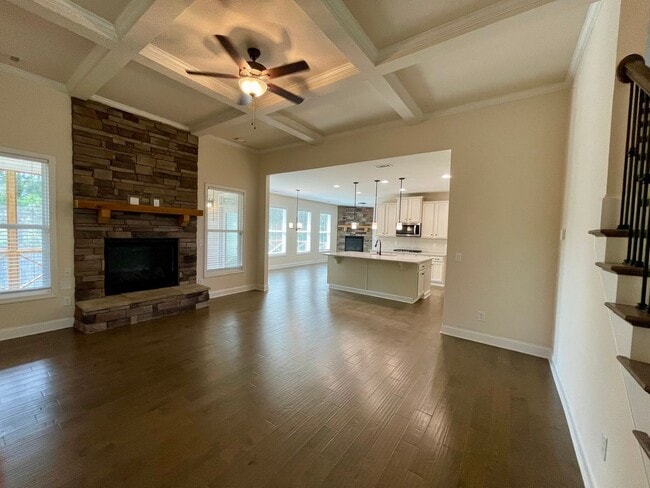 Building Photo - Gorgeous 5 bedroom 3.5 bath home in desira...
