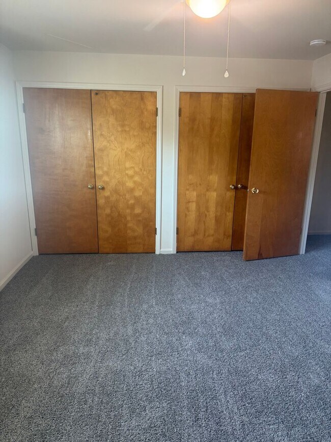 Building Photo - Adorable 2 Bedroom Convenient to I-29, Shopping & More!