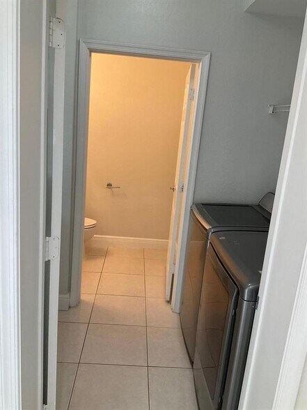 Building Photo - 6639 Hidden Cove Dr