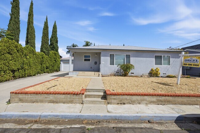 Building Photo - Spacious private backyard!