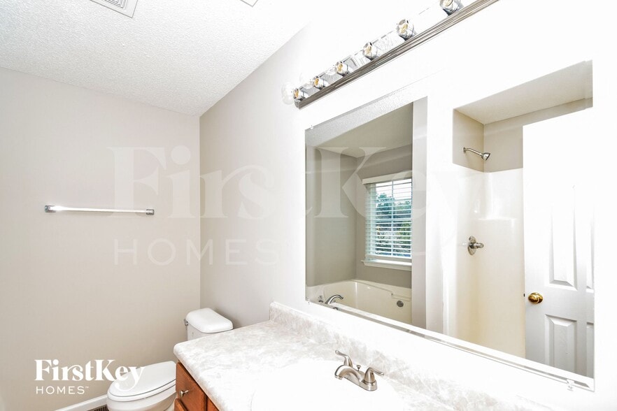 Building Photo - 209 Oakwood Pl