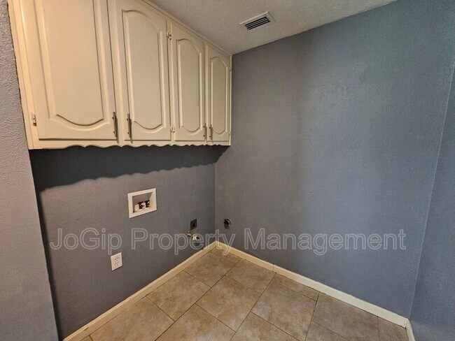 Building Photo - 216 Wesley Dr
