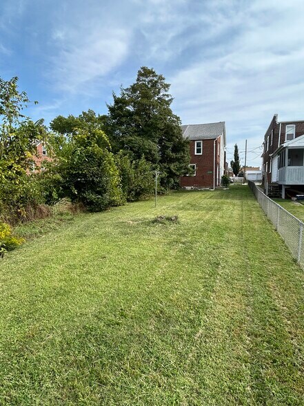 Building Photo - 1312 E 13th St