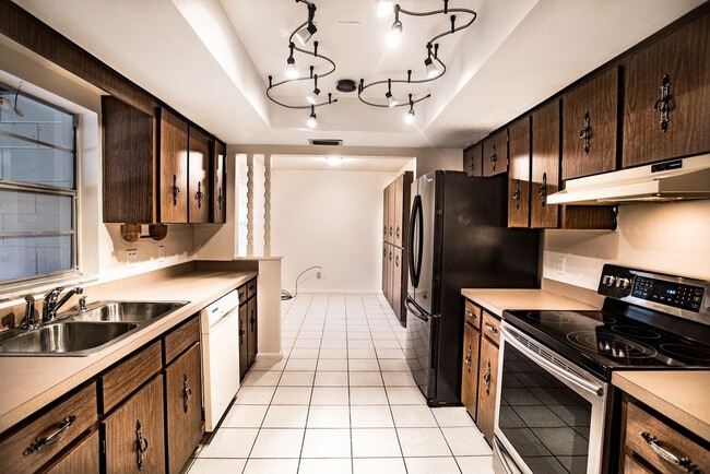 Building Photo - 3 Bedroom, 2 Bath Single Family Pool Home ...
