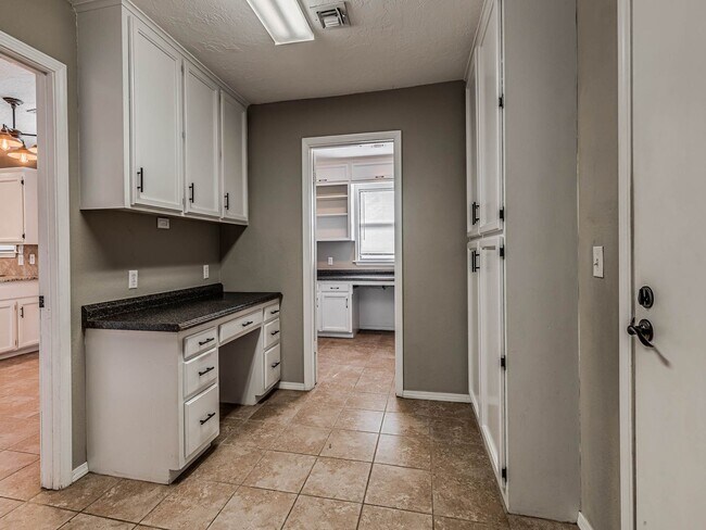 Building Photo - Beautiful 3 bedroom home in the heart of Coweta!