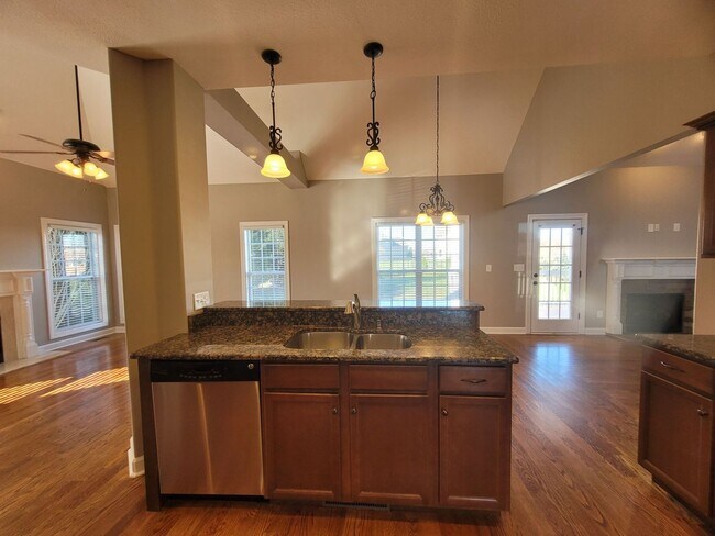 Building Photo - - Majestic 3 Bedroom 2.5 Bath + Bonus Room...