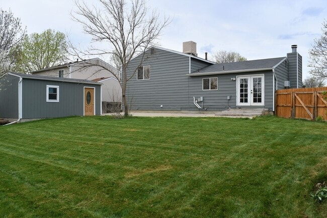 Building Photo - 2412 Sunset Dr