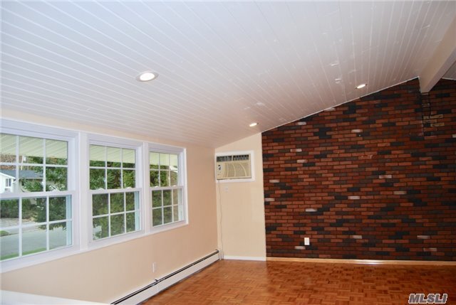 Building Photo - 8 Horseshoe Ln