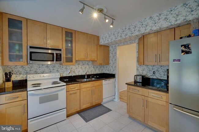 Building Photo - 5005 Red Haven Dr
