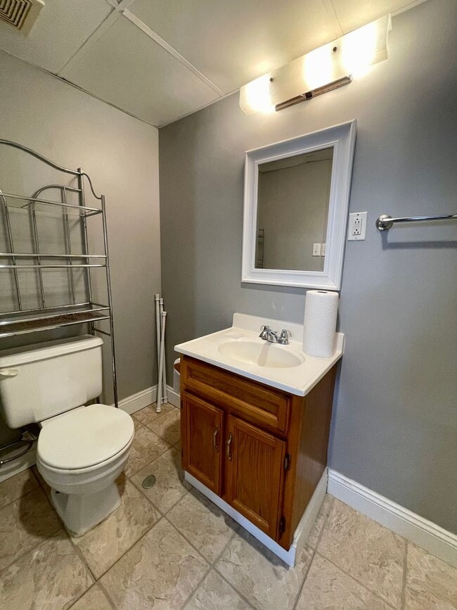 Building Photo - Coraopolis - 2 Bed 2 Bath - Immaculately M...
