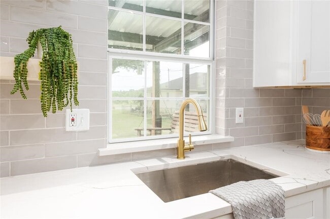 Building Photo - 426 N Holland St