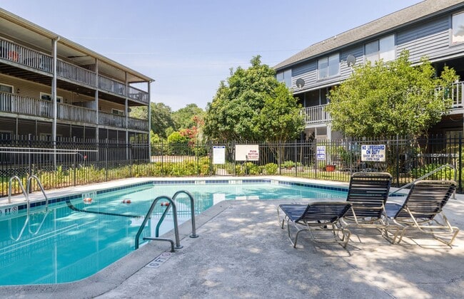 Building Photo - Available now. Beautifully updated 3 BR/2....