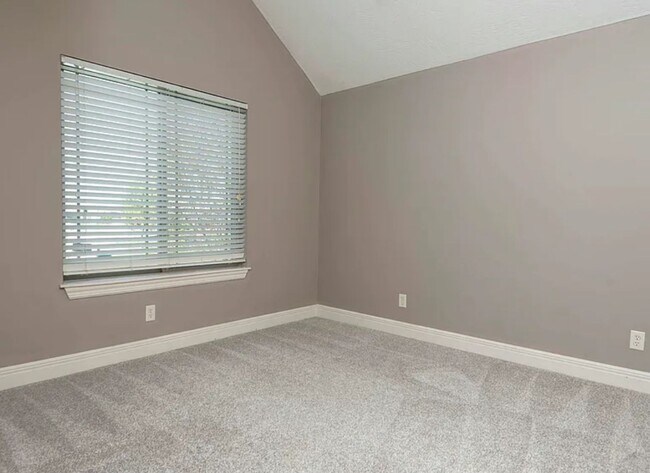 Building Photo - Beautiful 4 bedroom house with privacy fen...