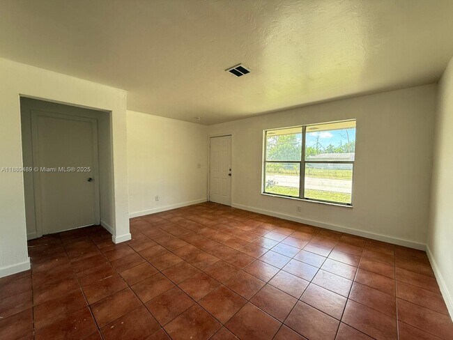 Building Photo - 1703 Palm Dr