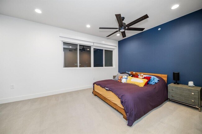 Building Photo - 604 N Bluff Dr