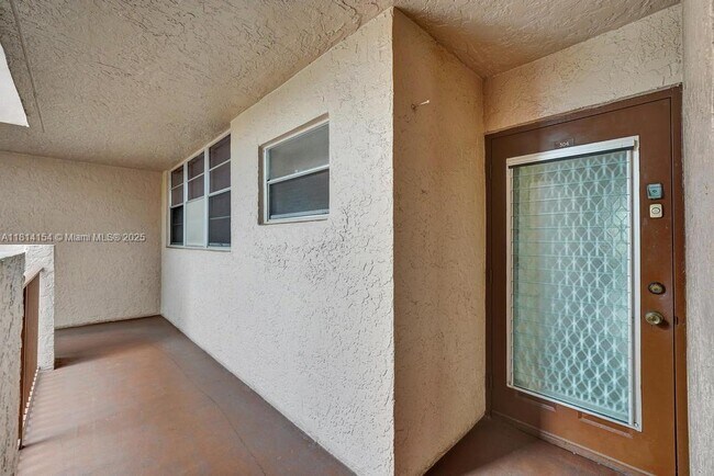 Building Photo - 1911 Sabal Palm Dr