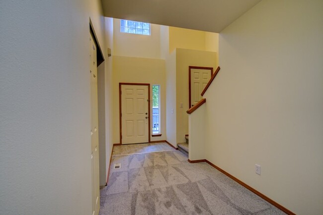 Building Photo - 4 Bd / 2.5 Ba Lake Stevens Home