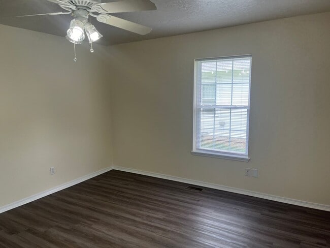 Building Photo - ADORABLE 3 BEDROOM HOUSE READY!