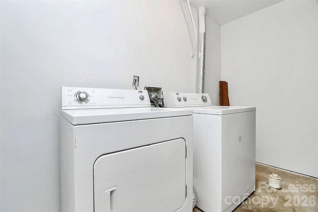 Building Photo - 650 Lex Dr