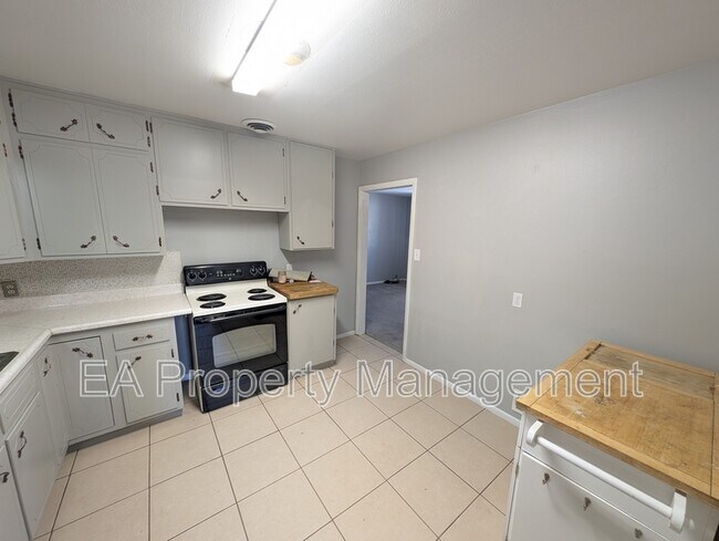 Building Photo - 3204 La Veta Dr