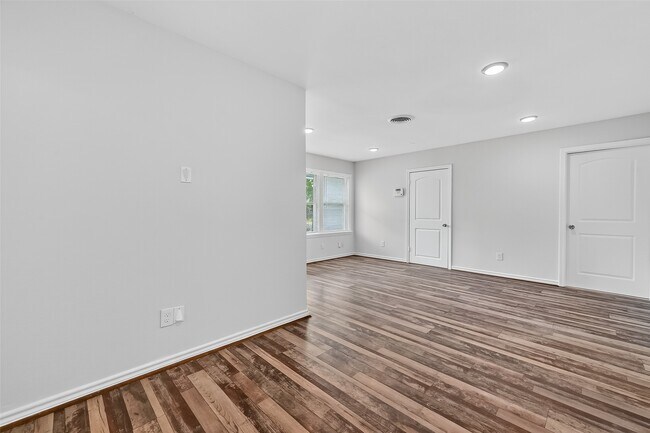 Building Photo - 5635 Belarbor St