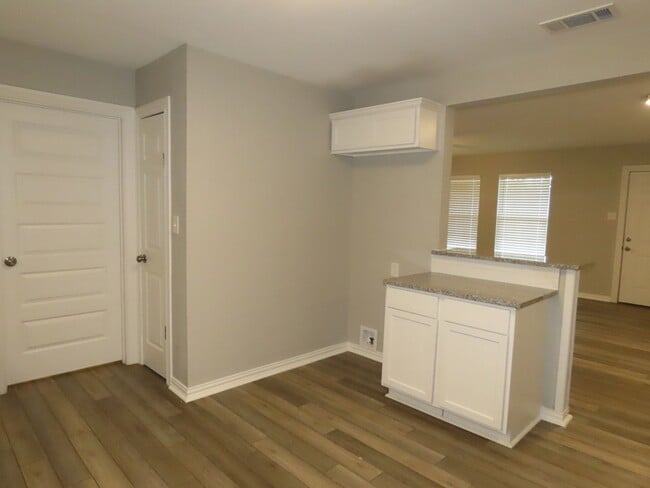 Building Photo - Newly Remodeled 4BR/1BA in Forest Hills Neighborhood