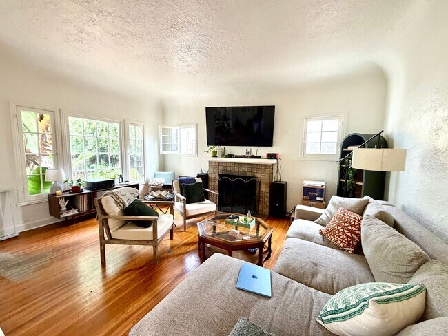 Building Photo - 213-223 Los Aguajes Ave