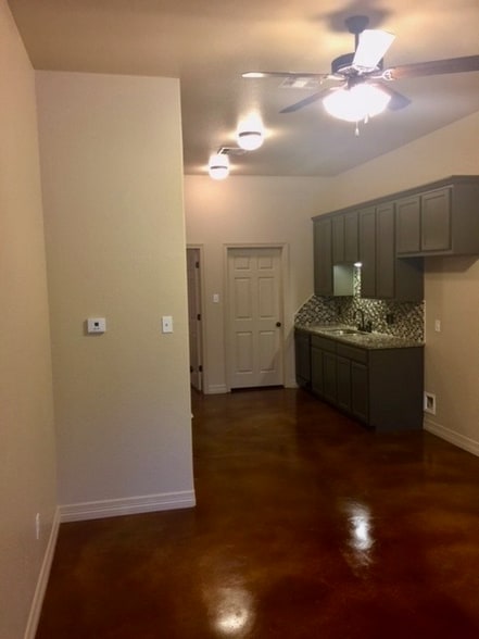 Building Photo - 1106 W 2nd St