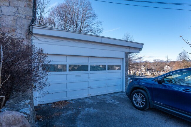 Building Photo - Spacious 1-Bedroom Apartment with Parking & Shared Yard - Midtown Kingston