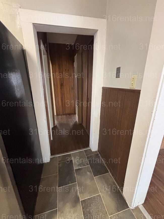 Building Photo - Three bedroom one bath freshly painted house available NOW!