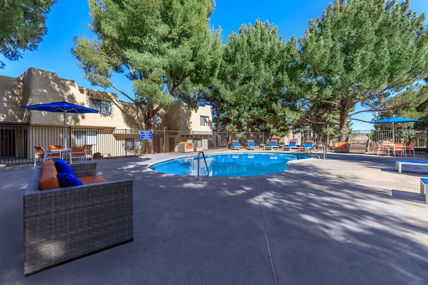 RELAX BY THE POOL - Montara Apartments