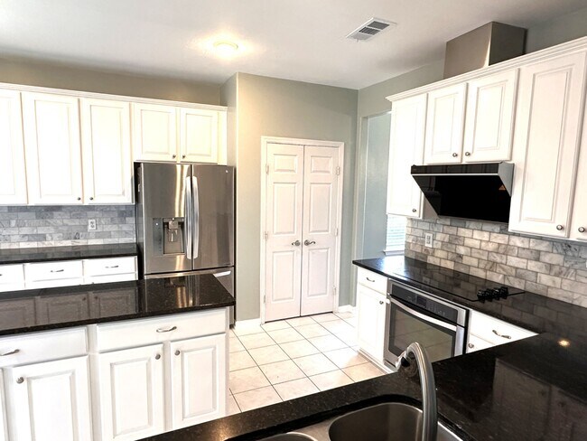 Building Photo - 8739 Saratoga Dr