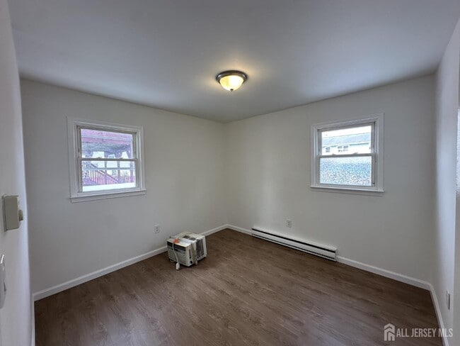 Building Photo - 67 Maple Ave