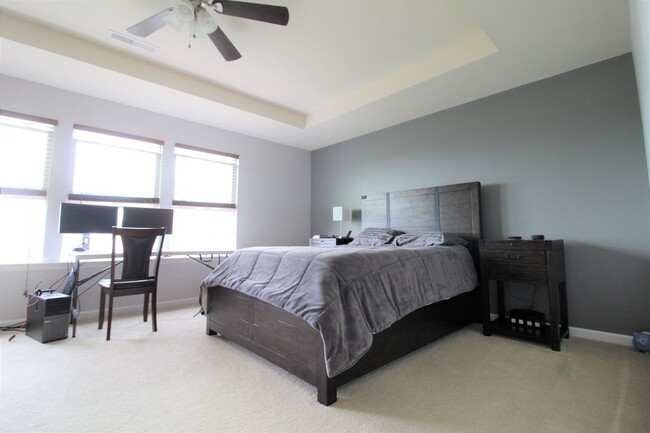 Building Photo - 3 Bed/ 2.5 Bath Townhome close to the inte...