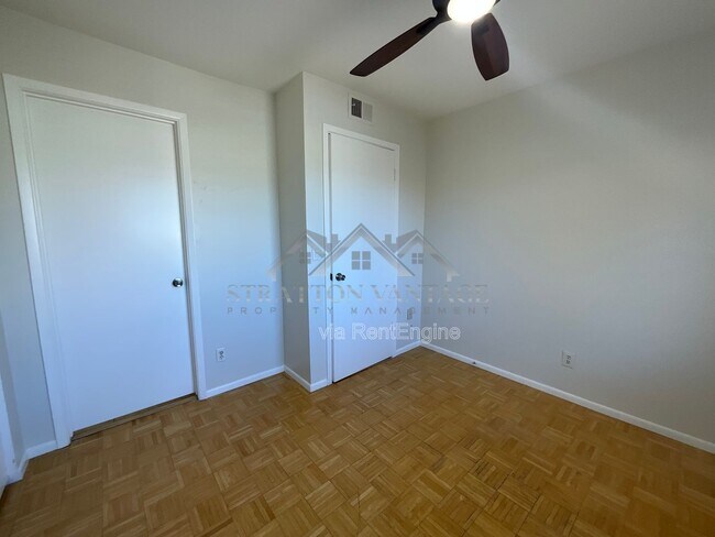 Building Photo - 653 W Guadalupe Rd