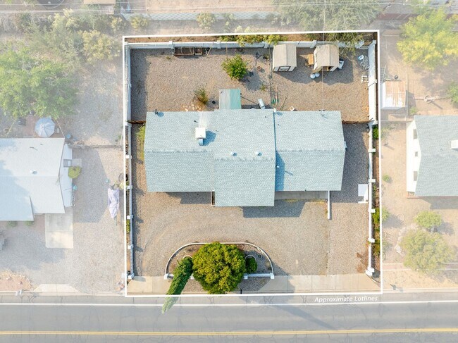 Building Photo - Wonderful Home 3 bed 1 bath with a Great Yard