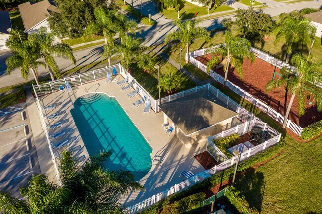 Building Photo - 1100 W 13th Square