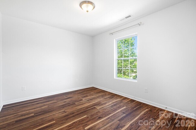 Building Photo - 2059 Blue Iris Dr