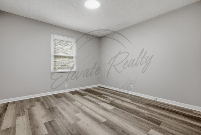 Building Photo - Two Bedroom Duplex in Hermitage with Back Deck!