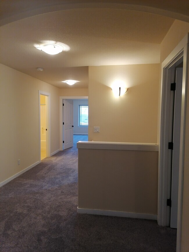 Building Photo - 2551 NW Byrne Terrace