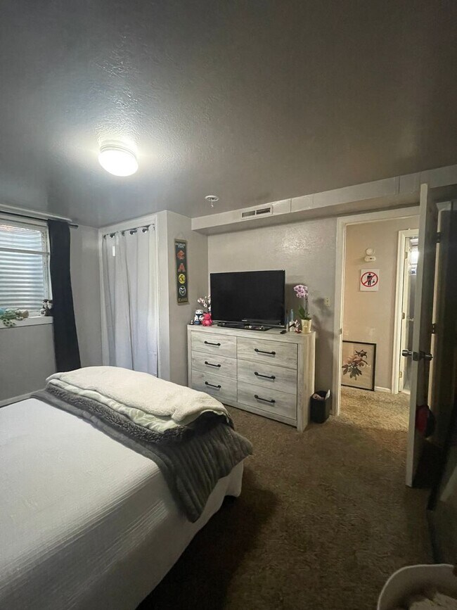 Building Photo - STUDENTS WELCOME! Single-Family Ranch Home w/ Finished Basement and Fenced Backyard